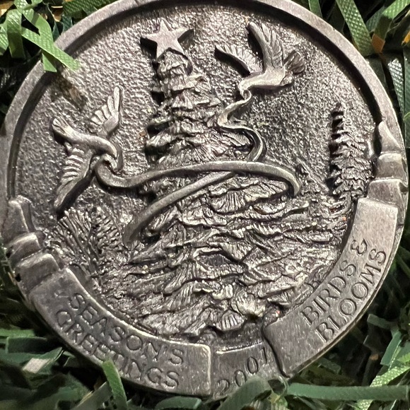 Birds and Bloom 2007 dates pewter Christmas ornament. - Picture 2 of 3